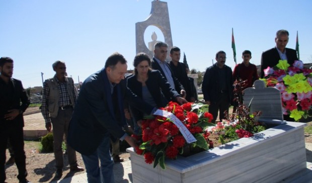 Délégation et Haytham Manna portant une gerbe de fleur au cimetière des martys de qamichli (nord Syrie), mars 2016.