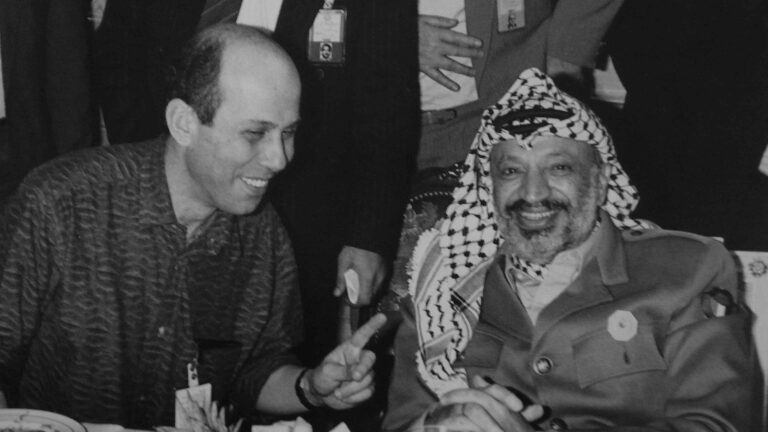 ené Naba avec le président palestinien Yasser Arafat au Sommet des non-alignés à Harare (Zimbabwe), juin 1988,